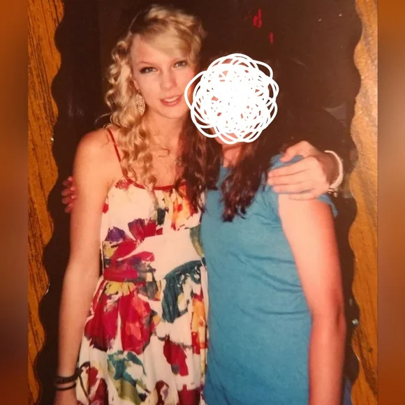 Taylor Swift Signed Debut Booklet - Picture 3 of 3